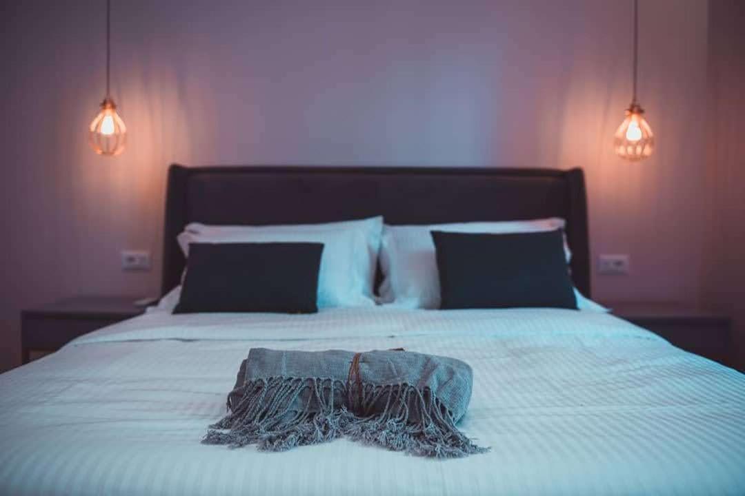 Tam Skanderbeg Square Serviced City Center Apartment No1 تيرانا المظهر الخارجي الصورة